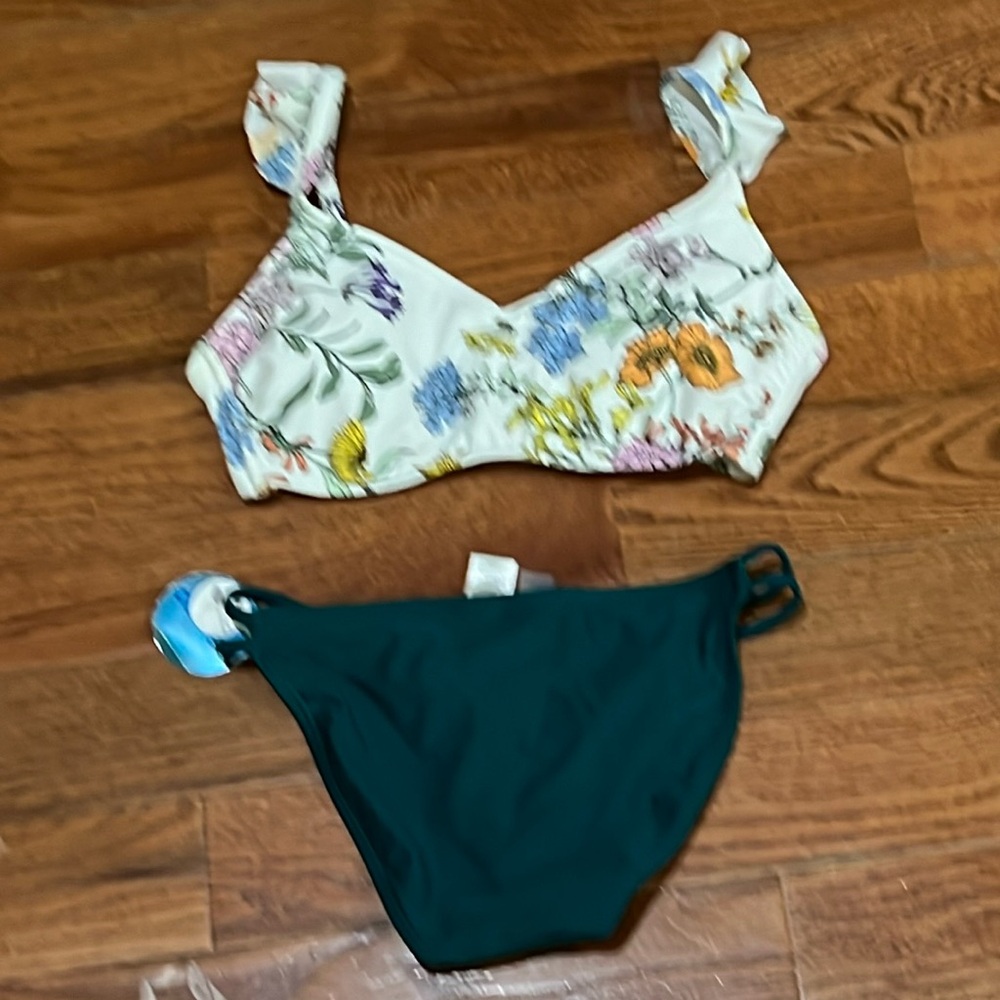 Bikini floral flutter top & bottoms size Small